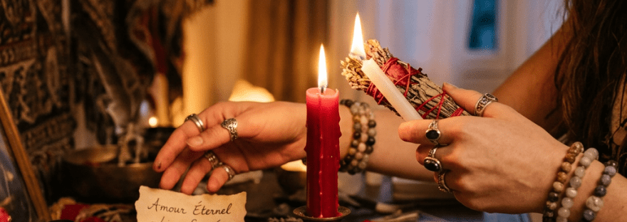 Rituel d'amour bougie rouge ambiance spirituelle